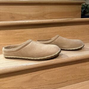 Minnetonka men’s suede slipper